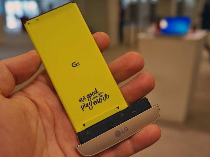 LG G5-аккумулятор смартфон в руках