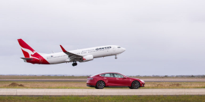 Кто быстрее: Tesla Model S против Boeing-737