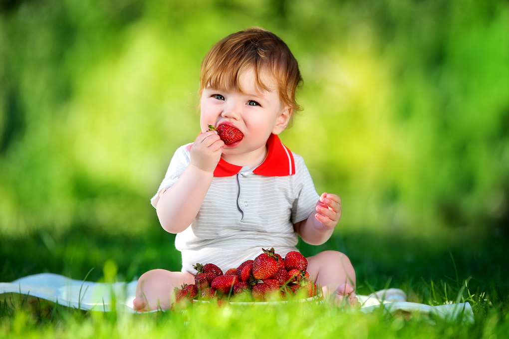 Ребенок ест клубнику-фото
