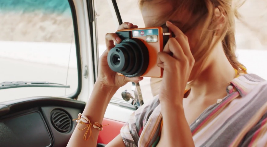 Leica представила пленочную камеру мгновенной печати Sofort