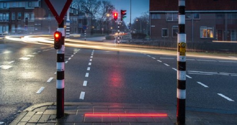 В Голландии установили светофор для гаджетозависимых