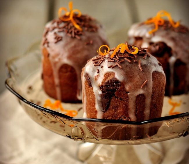 shokoladnyjj-kulich-s-shokoladnojj-pomadkojj-podacha