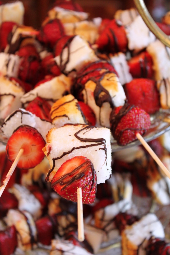 Фруктовые шашлычки с ягодами-подача десерта