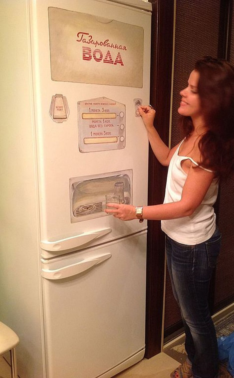 Декор и превращения старого холодильника-автомат с газировкой