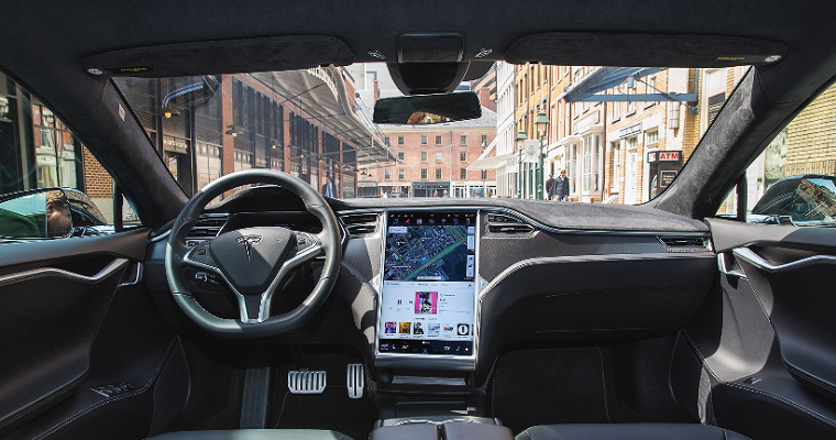 Новинка компании Tesla – автомобили с автопилотом собственной разработки.