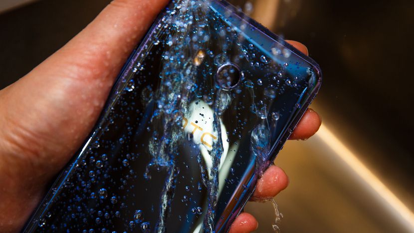 Обзор HTC U11 - смартфон в воде