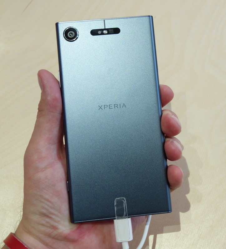 Sony Xperia XZ1-смартфон в руке задняя панель и удобный хват