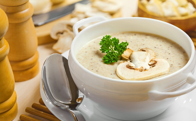 Ароматный грибной крем-суп с гренками и зеленью