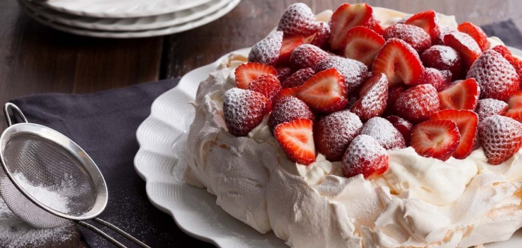Десерт «Павлова» – це торт-безе зі свіжими фруктами