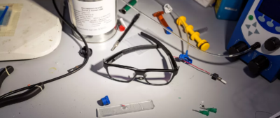 Розумні окуляри, які проектують образи на сітківку ока