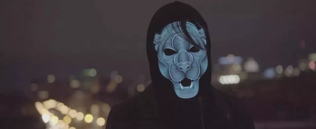 Неймовірна маска, що світиться в такт музиці