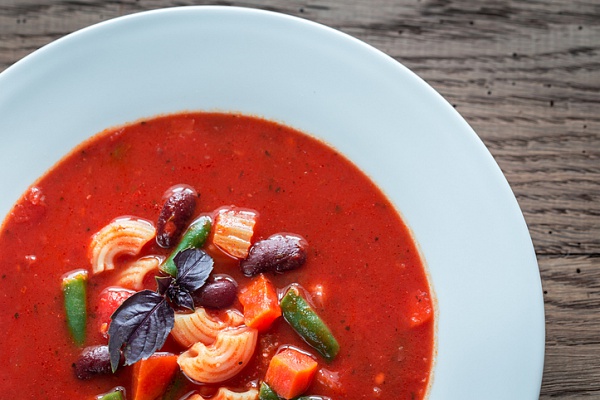 Тосканский суп с фасолью и макаронами-подача