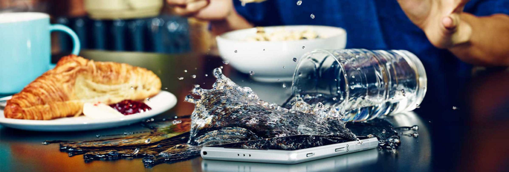 Что делать, если смартфон упал в воду? Что делать при попадании жидкости в телефон?