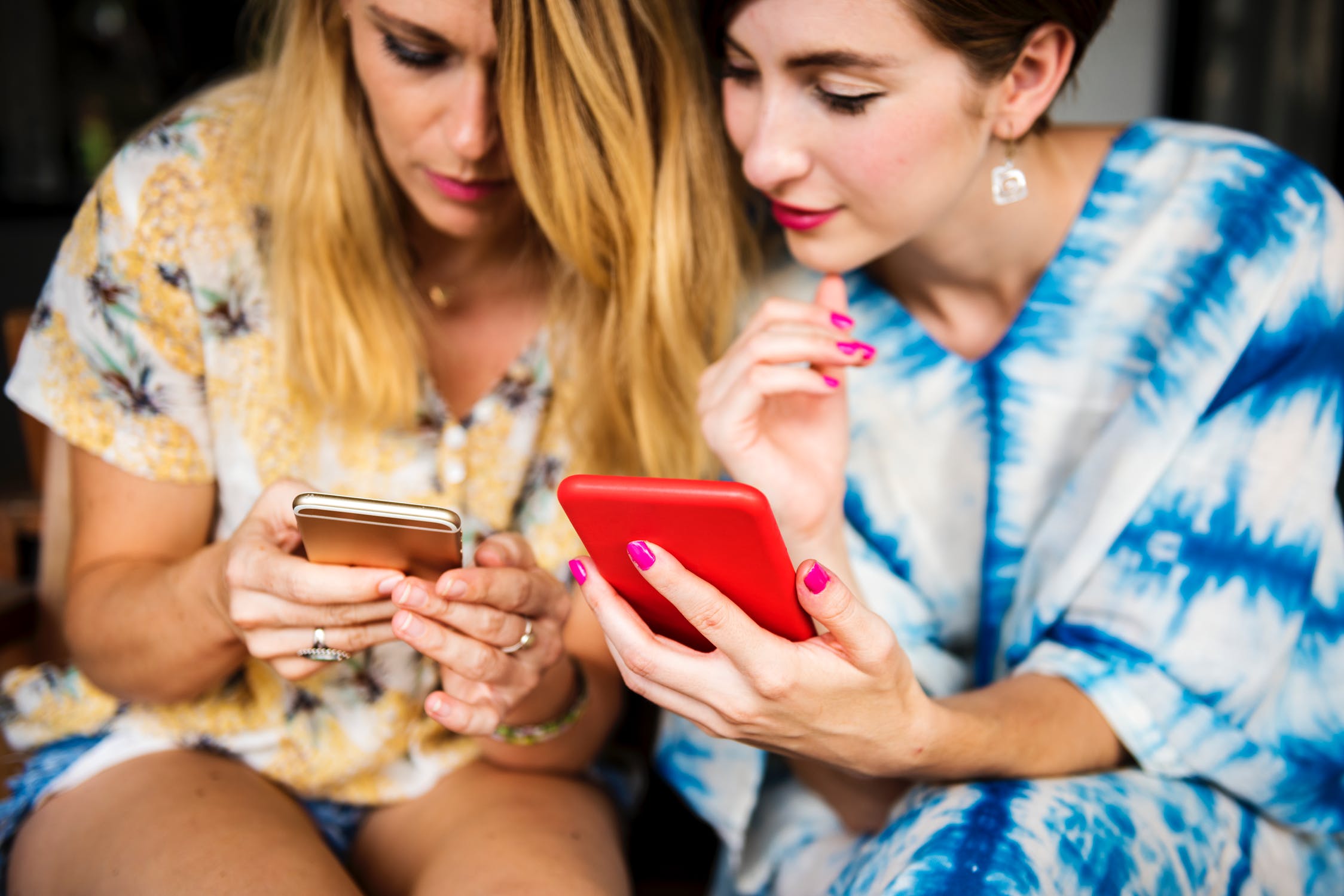 Секреты Android и его скрытые функции - две девушки со смартфонами