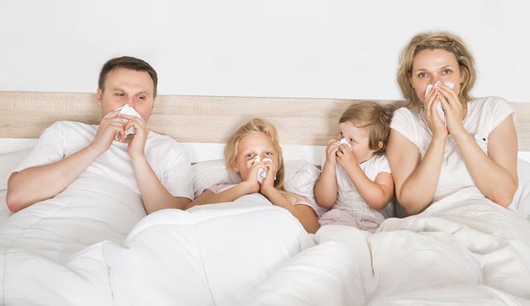 Семья в постели с носовыми платками