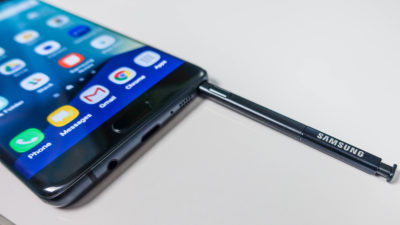 Бой между лидерами рынка сравнение Apple iPhone X vs Samsung Galaxy Note 8 - прячем стилус в galaxy note 8