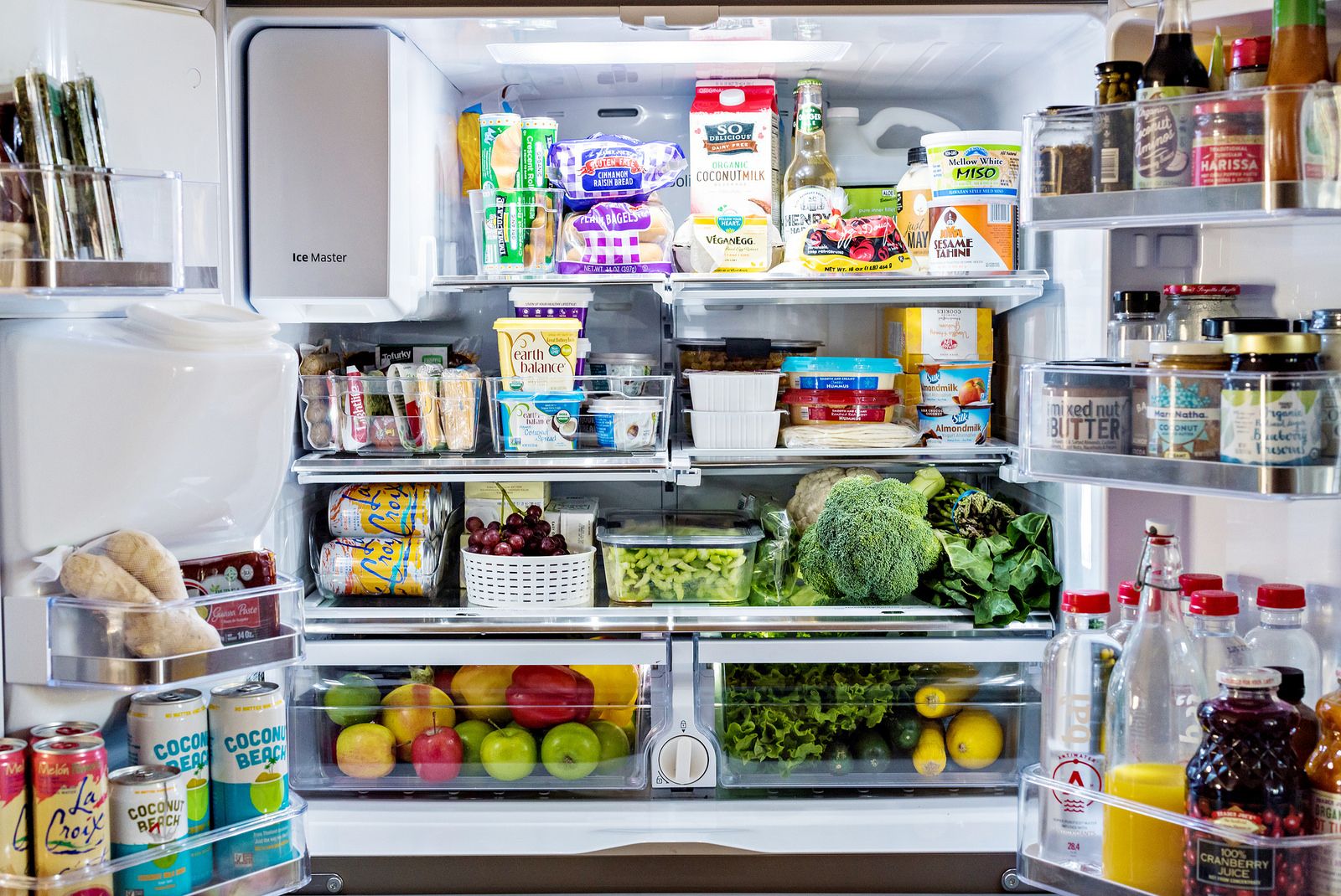 В холодильнике есть мясо. Холодильник с продуктами. Проддуктыв холодильнике. Хранение продуктов. Холодильник с правильной едой.