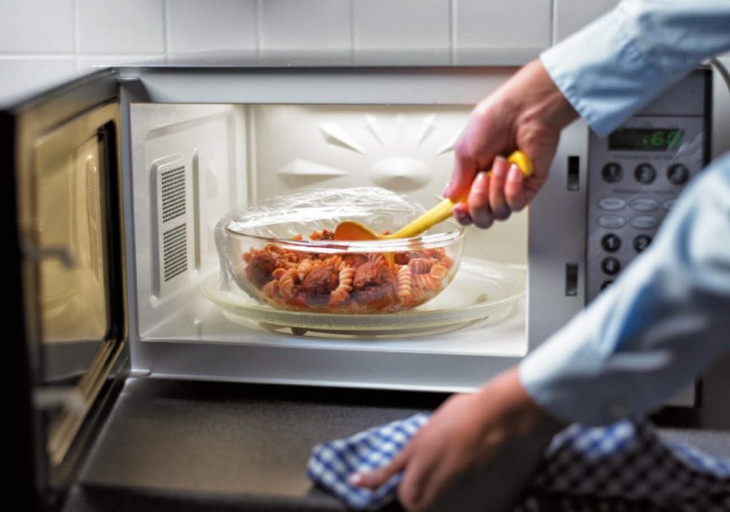 Какую посуду можно ставить в микроволновку