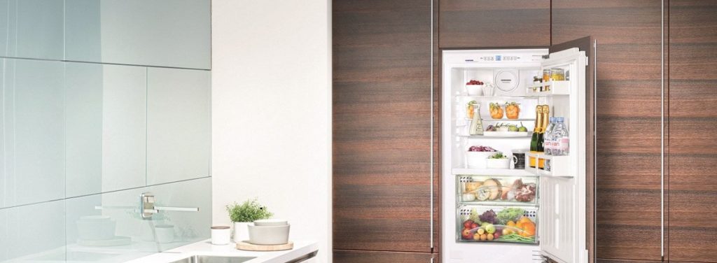 Запасаємося фруктами, ягодами і зеленню до холодів: холодильники з об’ємними морозилками