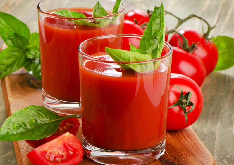 томатный сок в стакане