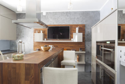Телевизор на стене коричневой кухни