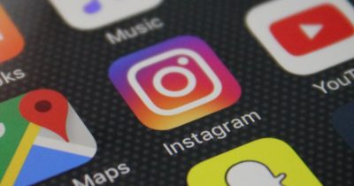 Изображение иконок Instagram крупным планом на экране телефона