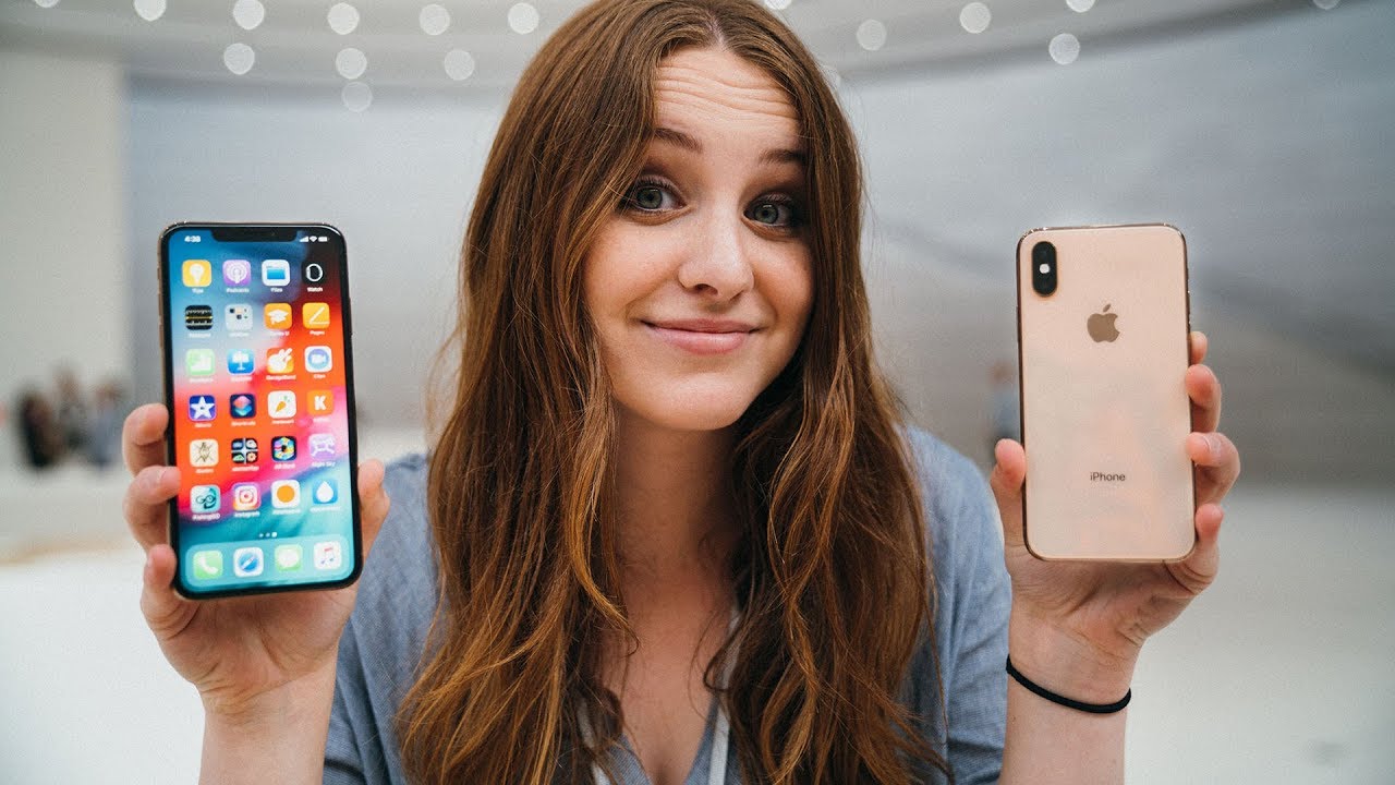 Обзор Apple iPhone Xs и Xs max - девушка со смартфонами