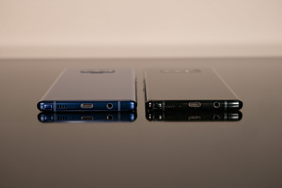 Сравниваем Samsung Galaxy Note 9 с Galaxy Note 8 - смартфоны на столе