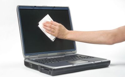 Очищення екрану ноутбука сухими серветками