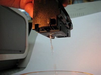 Чистка друкуючої голівки принтера промивної рідиною