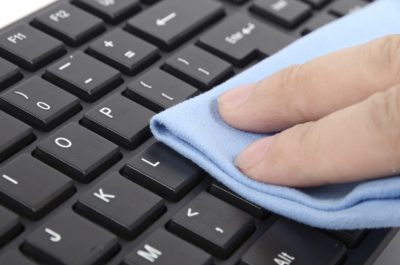 Як почистити клавіатуру від пилу і бруду