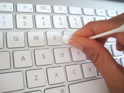 Как чистить клавиатуру ватной палочкой