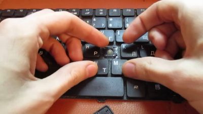 Як почистити клавіатуру ноутбука і вставити клавіші назад