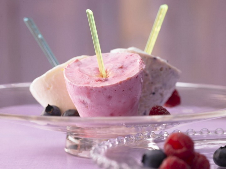 Йогуртовое мороженое с ягодами-на палочке