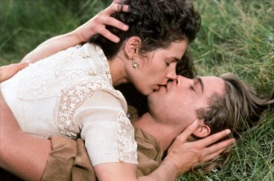 Пітт цілується з жінкою на траві