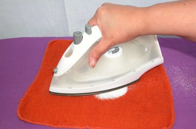 Як почистити підошву праски сіллю та парафіном
