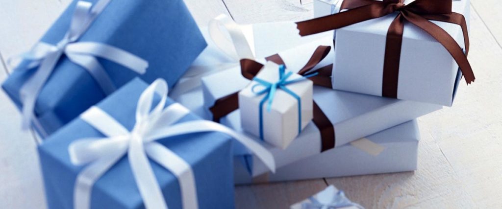 Что подарить на дни рождения маме, папе и ребенку? Свежие идеи подарков для каждого!