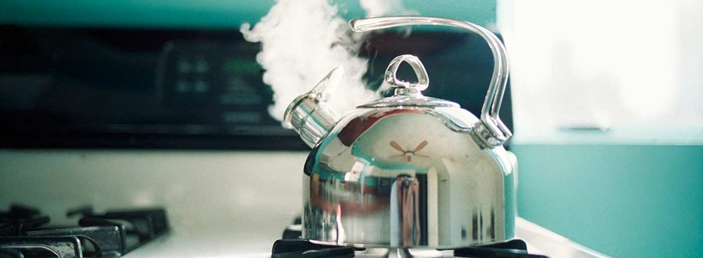 Как ухаживать за кухонной техникой - чайник на плите