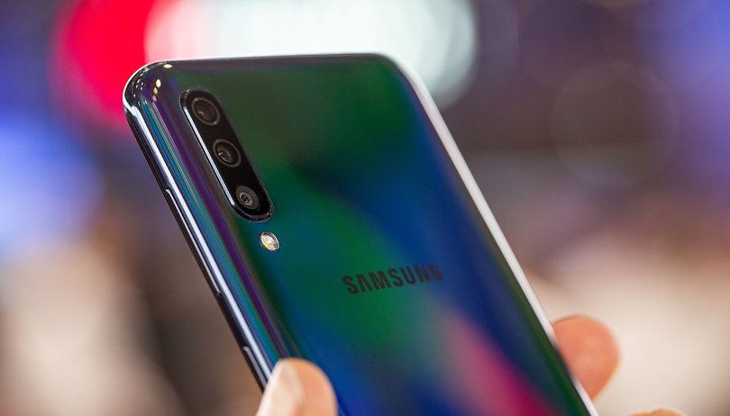 Обзор Samsung Galaxy A50_функциональная новинка 2019 года - смартфон в руке