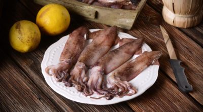 15 пошаговых рецептов салатов с кальмарами