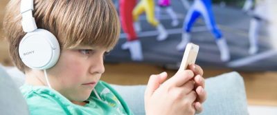 Як правильно обрати телефон для дитини? Корисні поради для батьків