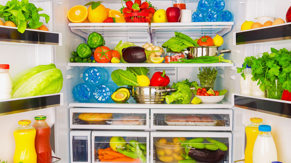 Какие бывают холодильники по объёму_самые вместительные модели - много продуктов во вместительном холодильнике