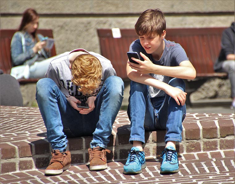 Подростки со смартфонами