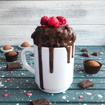 Кекс Брауни в чашке с потеками шоколада