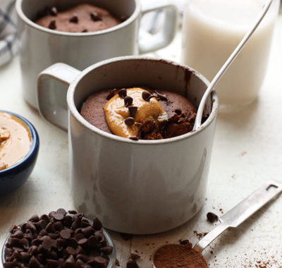 Шоколадный маффин с карамелью в чашке