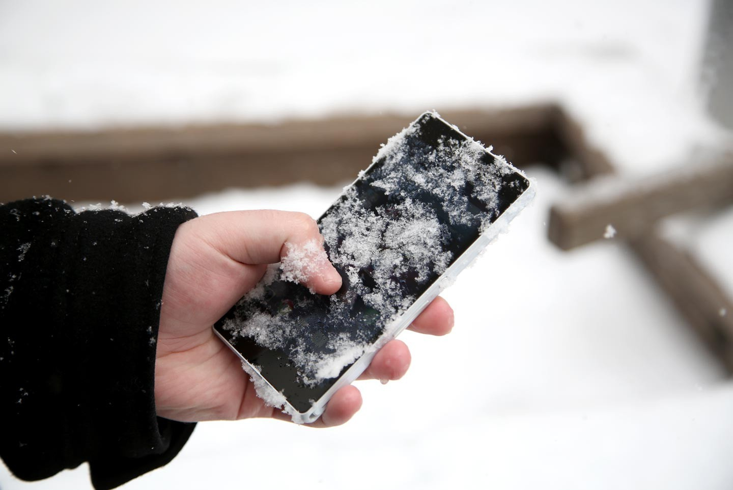 Почему батарея смартфона быстро разряжается - смартфон в мороз