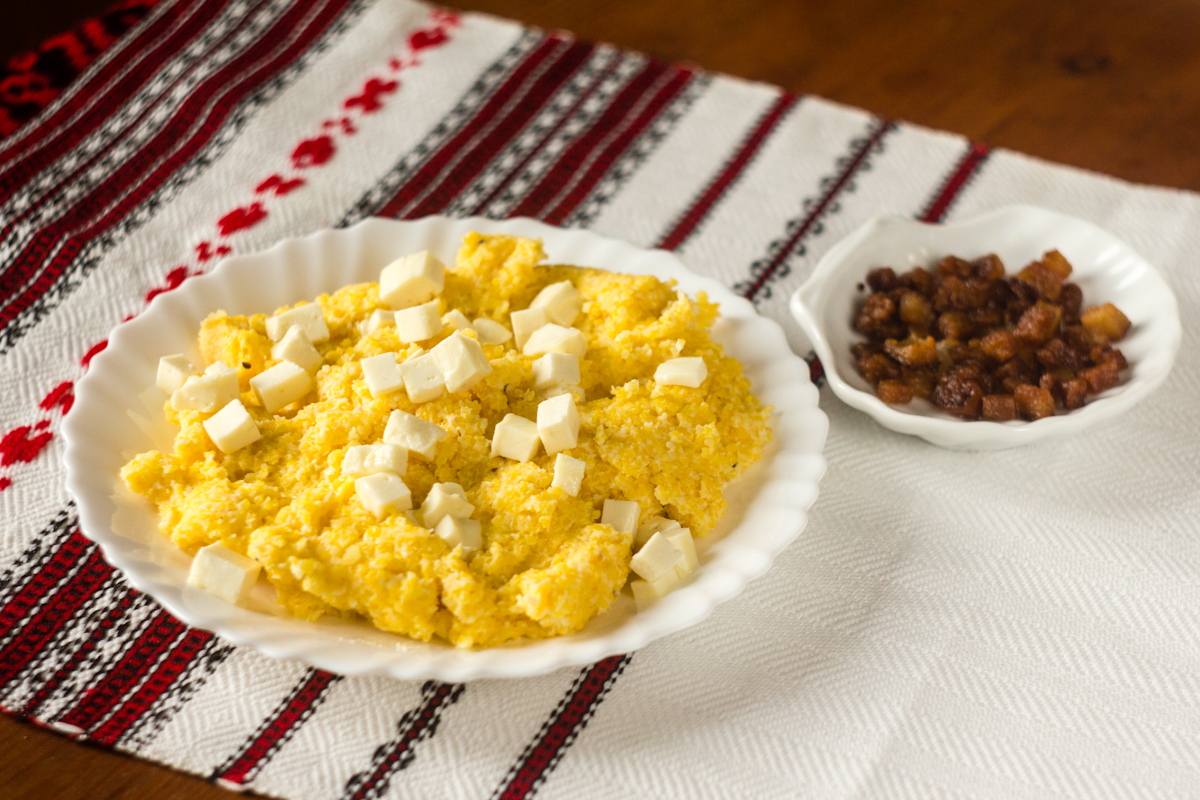 Кукурузная каша с брынзой и сметаной