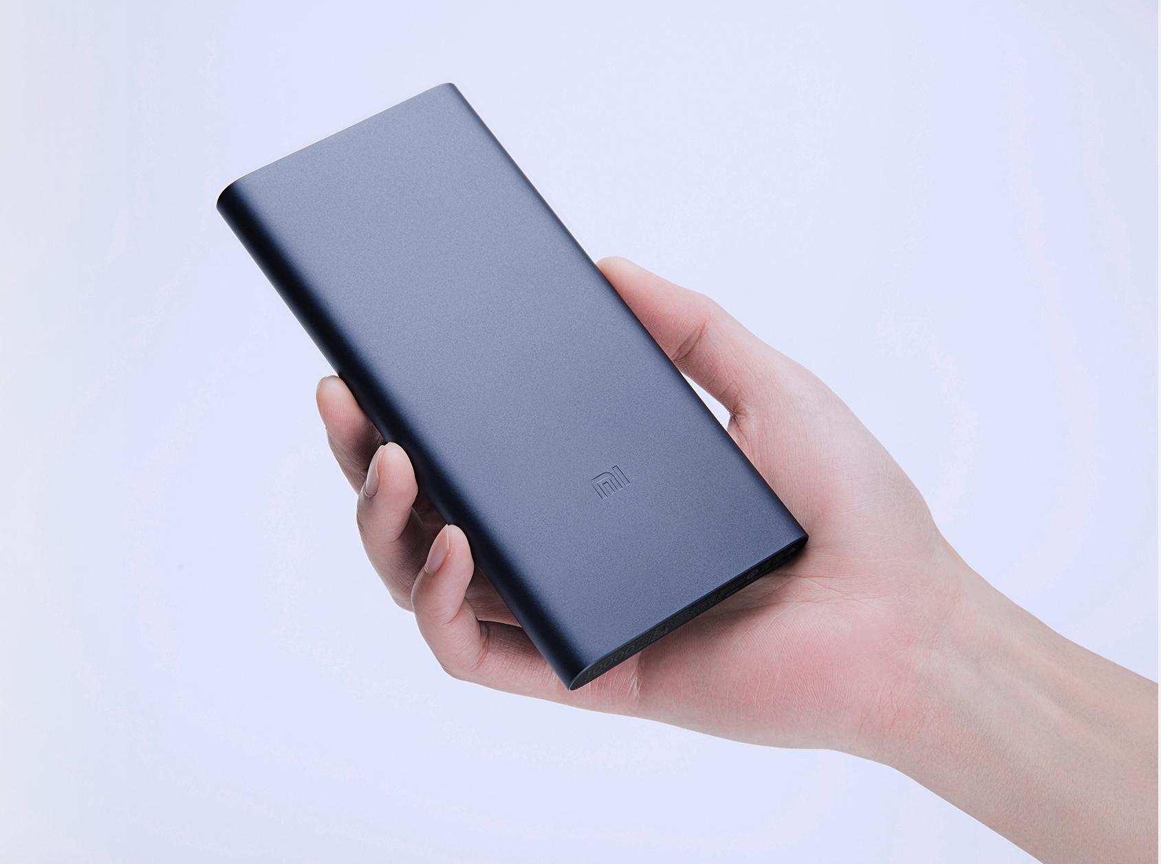 Топ-5 мобильных батарей от Comfy - батарея xiaomi 10000 в руке