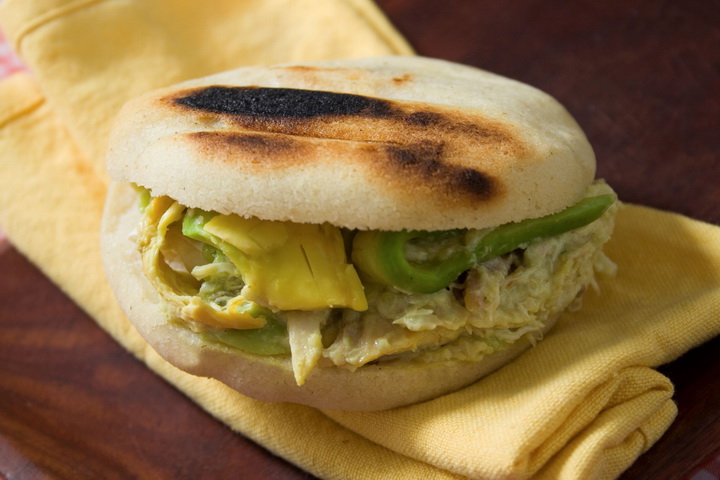 сэндвич кацу сандо с курицей. Arepa Venesue%60la. сэндвич кацу сандо с курицей фото. сэндвич кацу сандо с курицей-Arepa Venesue%60la. картинка сэндвич кацу сандо с курицей. картинка Arepa Venesue%60la. Срезаем шляпку у чеснока, оборачиваем фольгой, сбрызгиваем оливковым маслом. Полностью закрываем фольгой