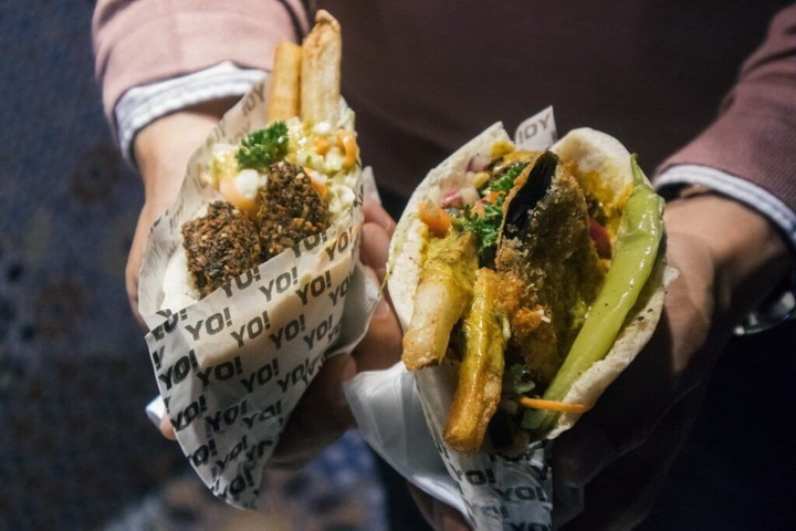 сэндвич кацу сандо с курицей. Arepa ulichnaya eda Venesue%60la. сэндвич кацу сандо с курицей фото. сэндвич кацу сандо с курицей-Arepa ulichnaya eda Venesue%60la. картинка сэндвич кацу сандо с курицей. картинка Arepa ulichnaya eda Venesue%60la. Срезаем шляпку у чеснока, оборачиваем фольгой, сбрызгиваем оливковым маслом. Полностью закрываем фольгой